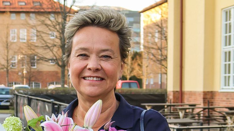 Cecilia Johansson, VD IKEA Museum tar emot utmärkelsen Årets Turistentreprenör i södra Småland.