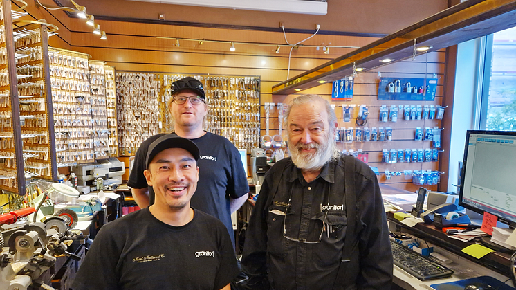 Björn Samelsson med nya kollegorna, tillika handledarna, Kalle Wong och Jan Thörner på plats bakom disken i låsbutiken i Göteborg. 