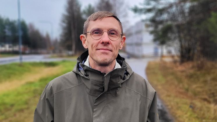 Joel Andersson, forskare och biträdande universitetslektor i malmgeologi vid Luleå tekniska universitet, tilldelas Vattenfalls pris för bästa doktorsavhandling 2022.