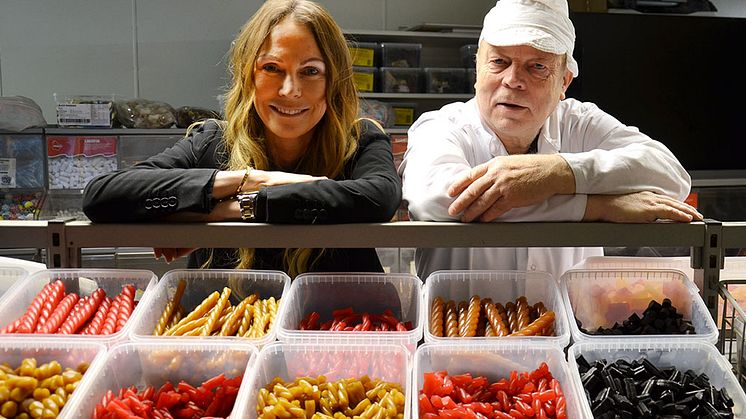 Jenny Kvist, säljare  energilösningar och Lars Pålsson, vd för Scandi Candy i godisfabriken. 