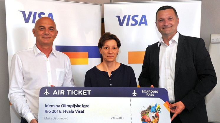 Davor Kršul (desno), Visa Country manager za Hrvatsku, predao je nagradu pobjednici nagradne igre „Visa – Olimpijske igre Rio 2016“, gospođi Mariji Džigumović, u društvu Ivice Kordića, regionalnog direktora Privredne banke Zagreb.