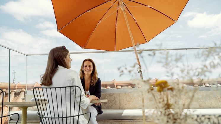 Sommerzeit im Schatten geniessen, zum Beispiel mit dem Sonnenschirm „Alexo“ von Glatz.