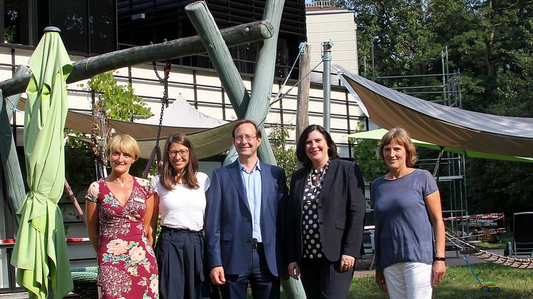 Ulrike Ludwig (Pflegedienstleiterin), Ulrike Herkner (Geschäftsführerin Förderverein), Hubertus Freiherr von Erffa (Vorstandsvorsitzender Förderverein), Prof. Dr. Claudia Schmidtke, MdB, Sylvia Heumann (Hospizleiterin)