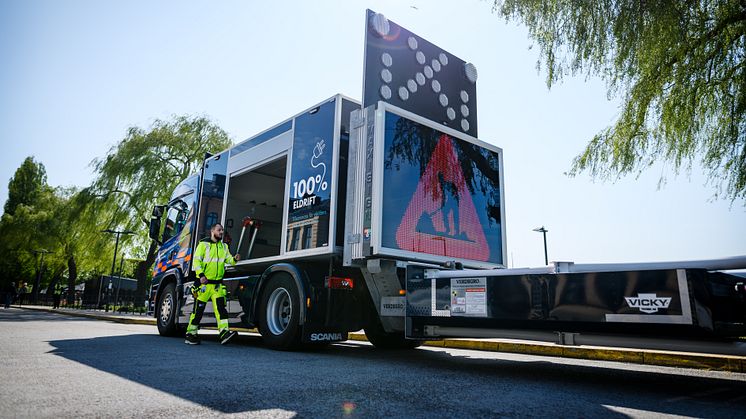 Världens första eldrivna TMA-bil med syfte att skydda trafikanter och arbetare vid vägarbeten