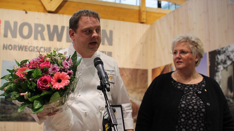 Nils Henning Nesje utnevnes til Bondelagskokk av 2. nestleder i Norges Bondelag Brita Skallerud, under verdens største matmesse Grüne Woche i Berlin. 
