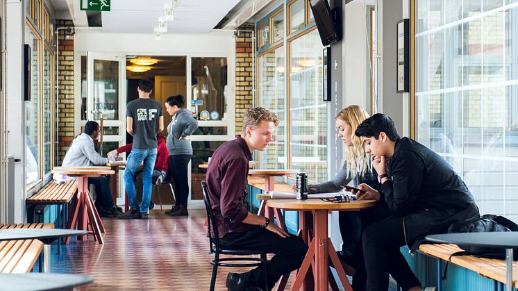 I år erbjuder Stena Fastigheter en ny typ av sommarjobb, förändringsagent. Sommarjobbet innebär att utveckla ett innovativt förslag på en digital lösning som ska öka tryggheten eller skapa en meningsfull fritid för hyresgästerna.  