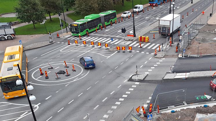 En tillfällig rondell reglerade trafiken när det nya stationstorget, Gamla stationsplatsen, byggdes söder om Helsingborg C.