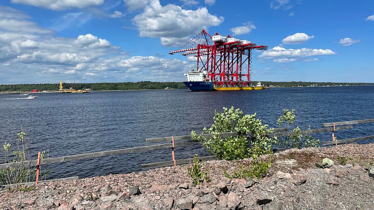 Kranarna anländer Gävle hamn