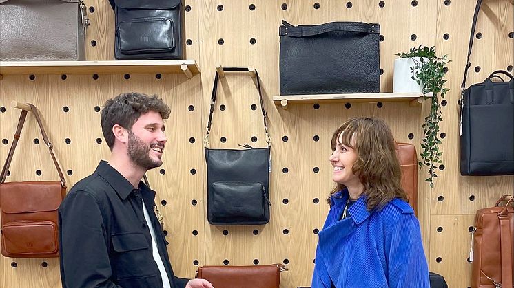 Produktsjef i Eplehuset Hampus Nilsson og veskedesigner Karianne Sæther i showroomet til Eplehuset i Storgata Oslo