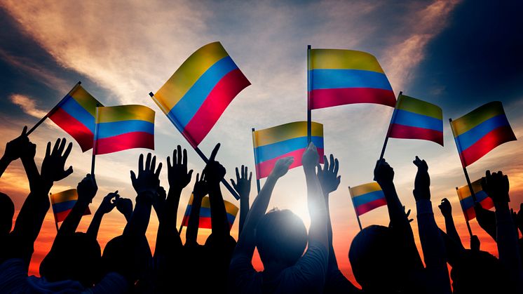 Mennesker med det colombianske flagget
