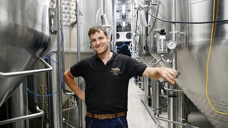 Traditionshandwerk und digitale Lösungen vereint: Braumeister Andreas Keller im Lagerkeller der Dampfbierbrauerei.