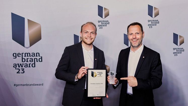 Jonas Hepp (links) und Stefan Elmer (rechts) bei der Preisverleihung des German Brand Awards in Berlin.