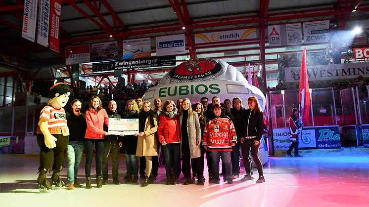 Übergabe des Spendenschecks auf der Eisfläche: Die Stuck & Bau Gruppe überreichte uns zusammen mit der Allianz Generalvertretung Sandra John und Crimmitschauer Händlern und Gewerbetreibenden einen Spendenscheck in Höhe von 4.400 Euro! 