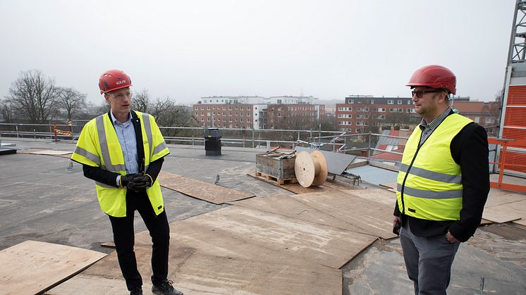 Johan Holmqvist, till vänster, tillsammans med Johan Andersson (S), kommunstyrelsens ordförande. Taket kommer att hysa en stor terrass och en grönyta bestående av fetbladsväxten sedum.