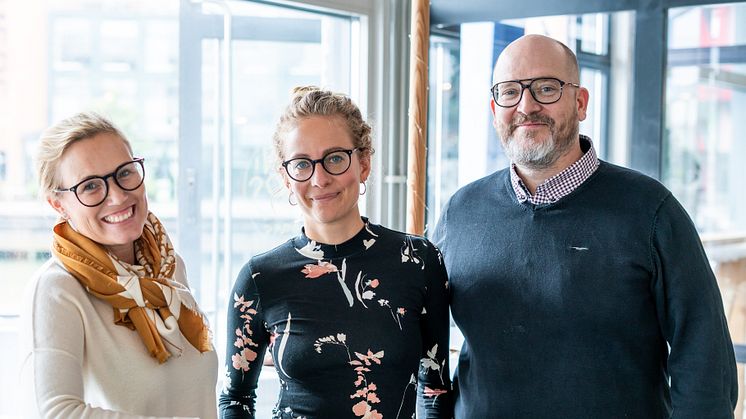 Agency Manager Linda Woxneborn tillsammans med contentstrateg Sanna Persson och projektledare Claes Bergerlind.