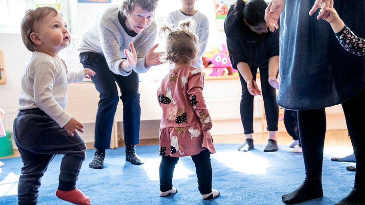 Nu kan öppna förskolan äntligen erbjuda sångsamlingar, jympa och lek för föräldralediga göteborgare och deras barn igen. Foto: Förskoleförvaltningen Göteborg