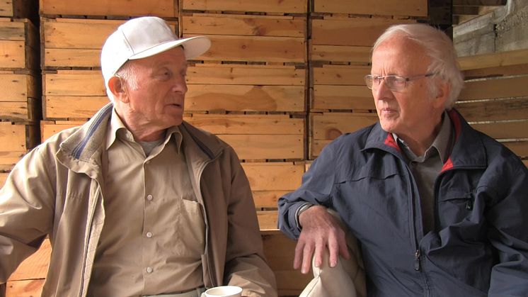 Intervju med Arne Gjengedal og Sivert Aa som spikra sildekassar i Hyen på 50-talet. 