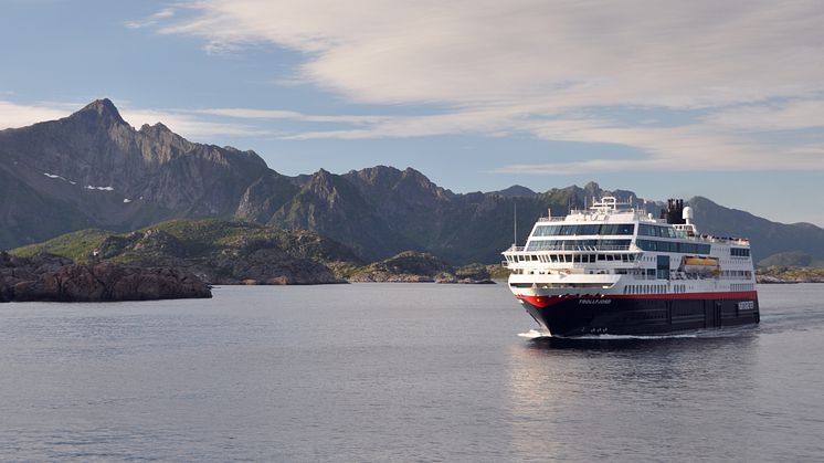 MS Trollfjord har vært et kjent syn langs kysten i mange år. Nå starter skipet den nye ruta Svalbardekspressen til Longyearbyen. Foto: Hurtigruten Norge