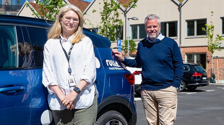 Ellika Rosendahl från Helsingborgshem och Magnus Müller från Bildeve med en bil från bilpoolen Rulla. Framför Stadskvarteret på Drottninghög.