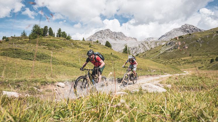 Mountainbiker unterwegs auf einem Singeltrail vom Pass da Costainas in Graubünden 