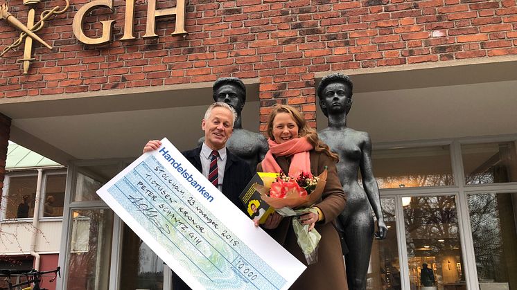 Bildtext: Diplom, blommor, 10 000 kronor och självklart en Hövding överräcktes till Årets Cykelhjälte, professorn och humanbiologen Peter Schantz.
