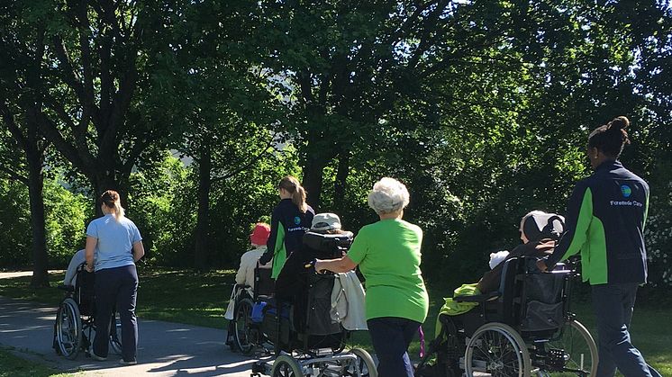 Förenade Care på promenad