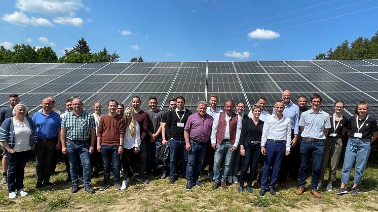 Anlagenbetreiber Johann Kraus (6. v. r.), Geiersthals Bürgermeister Richard Gruber (10. v. r.), Michael Pollerspeck (3. v. r.), Leiter des Bayernwerk-Kundencenters Regen, und zahlreiche Gäste feierten die Einweihung des PV-Parks.