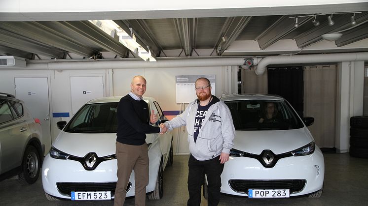 Daniel Övelius från Renault skakar hand med Conny Persson från Härjedalens Kommun. Foto: Härjedalens Kommun