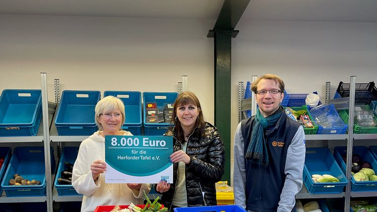 Barbara Beckmann, 1. Vors. (l.), und Paul Lamprecht von der Tafel Herford zeigen Christiane Rüsel, Kommunalmanagment WW, "ihre" Räume.