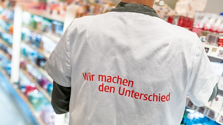 dm geht mit 10,5 Prozent Tariferhöhung in Vorlage und garantiert Mindestlohn von 14,00 Euro