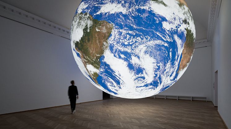 Luke Jerram, Gaia, 2018. Installationsview, Verden er i dig, Medicinsk Museion og Kunsthal Charlottenborg, 2021. Foto af David Stjernholm. Udlånt af Luke Jerram.