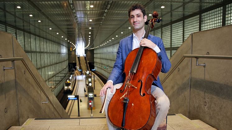 Dale Henderson mit seinem Cello "Bertha" im Leipziger City-Tunnel