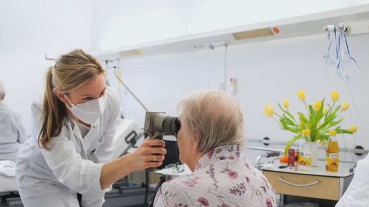 Mit einem tragbaren Handpupillometer lässt sich direkt am Krankenbett die Reaktion der Pupillen auf einen Lichtreiz messen.