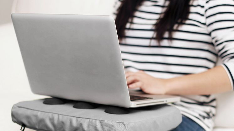 Laptopkudden ger dig en mer ergonomisk arbetsställning samtidigt som den leder bort värme från både dator och ben.
