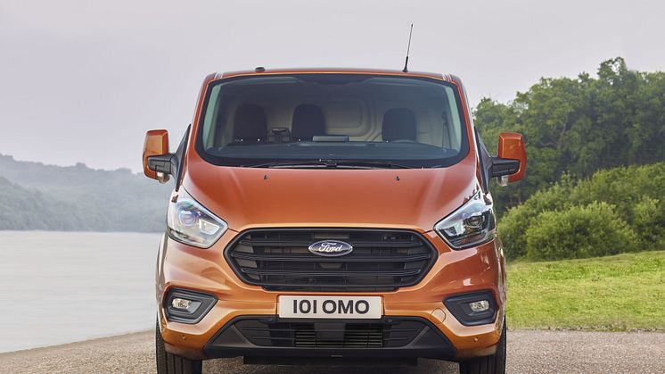 Uudessa Ford Transit Customissa on rohkeampi muotoilu ja tyylikkäämpi ohjaamo, saatavana nyt myös polttoainetta säästävänä ECOnetic-mallina 