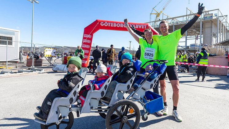 Hanna och Johan Skårbratt med deras fyra barn