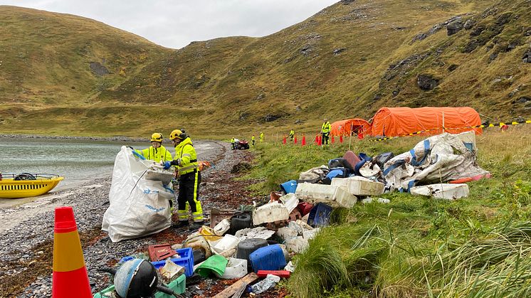 Store menger avfall som ligger i fjæra på Sørøya