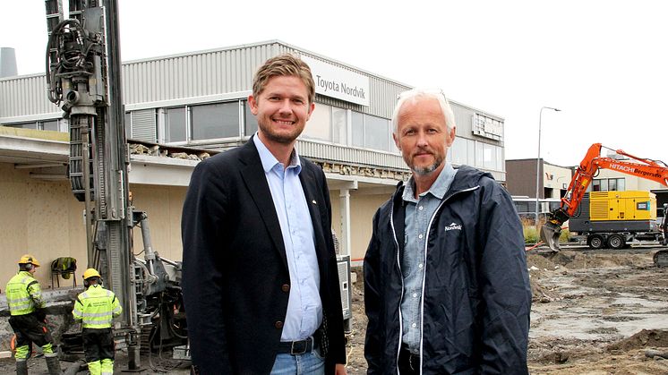 Etablerer Lexus: Daglig leder Christian Nordvik fra Nordvik AS og Eiendomssjef Paal Skaalsvik fra Nordviksentret Eiendom AS. Foto: Nordvik. 