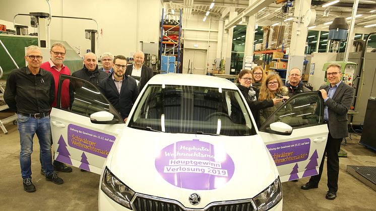 Hephata-Vorstandssprecher Maik Dietrich-Gibhardt (rechts) übergibt den Schlüssel für den Skoda Fabia an Hauptgewinnerin Nicole Flimm. Die vollständige Bildunterschrift lesen Sie am Ende des Textes.