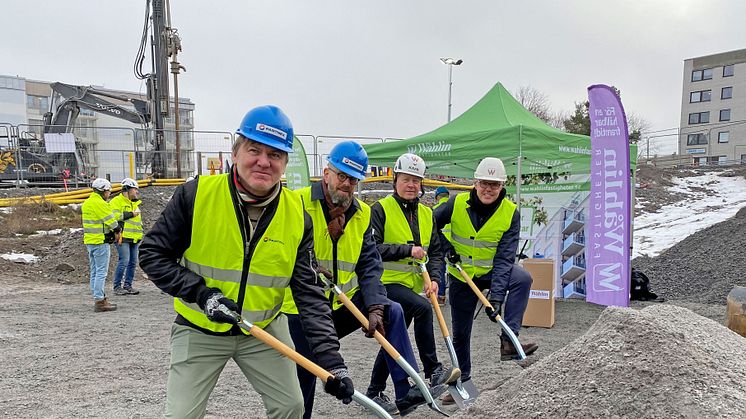 Första spadtag för Wåhlins nyproduktion i Hallonbergen med politiker från Sundbybergs stad