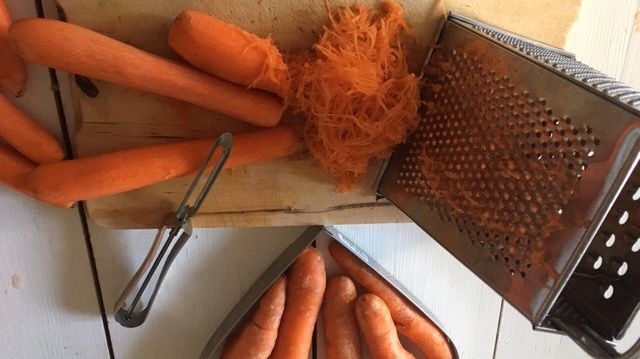 Rivna morötter blir både vacker och gott i spannkakssmeten.