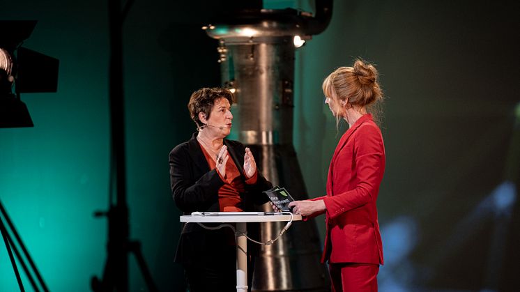 Deborah Lygonis och Frida Zetterström på scen Space Invesment Day 2021