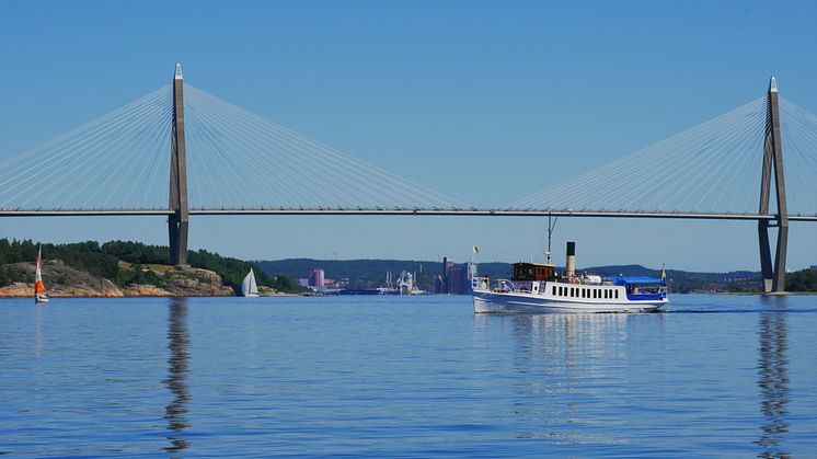 Skärgårdsbåten m/s Gustafsberg på rundtur i Byfjorden med Uddevallabron i bakgrunden.
