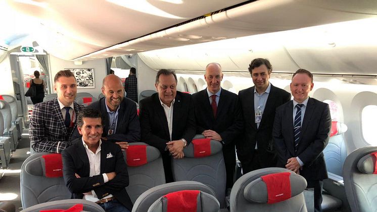 Nummer två från vänster: Flygplatsdirektör Martin Eurnekian, Transportminister Guillermo Dietrich, Turistminister Gustavo Santos, Storbritanniens ambassadör i Argentina, Mark Kent, VD för NAA Ole Christian Melhus och Ricardo Clarke