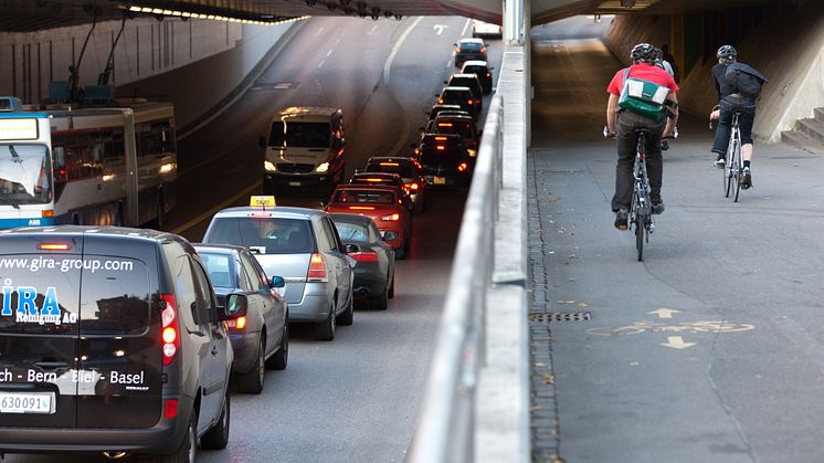 Medan Trafikverkets prognoser utgår från att trafiken kommer att fortsätta öka och framförallt fokuserar på god framkomlighet, så utgår kommunernas planering från lokala mål om att bromsa, stabilisera eller minska trafikarbetet. Foto: Schiffer, Eltis