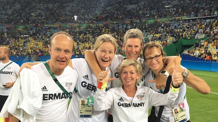 1. Die ehemalige Bundestrainerin der deutschen Fußballnationalmannschaft der Damen Silvia Neid (vorne) mit Mannschaftsarzt Ingo Tusk und den Osteopathinnen Angelika Steeger-Adams, Birgit Halsband und Maiken Birnbaum, und (v.l.) Foto: privat