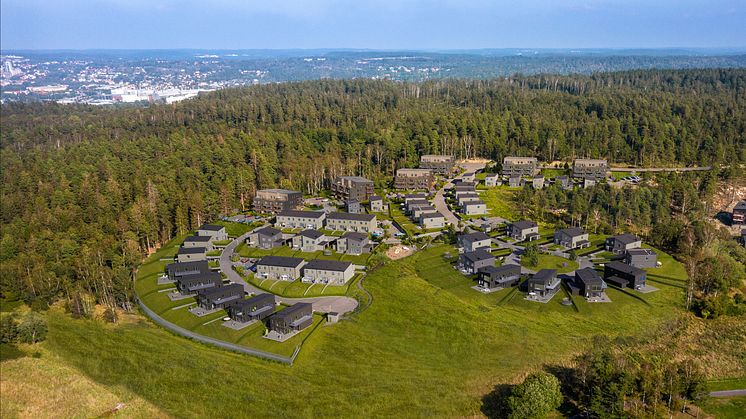 Nya villor i Hills Villastad - ombonade, stilfulla hem med noggrann arkitektur och väl inpassade i det natursköna landskapet.