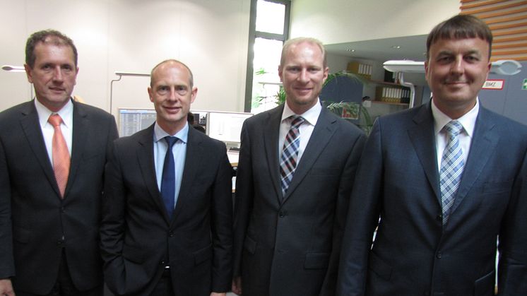 Foto: vl. Wolfgang Tauber, Leiter der Netzleitstelle in Neunburg vorm Wald, Dr. Egon Westphal, Mitglied des Vorstands, Alexander Radlbeck, verantwortlich für den Netzausbau in der Oberpfalz und Regionalleiter Martin Hanner.