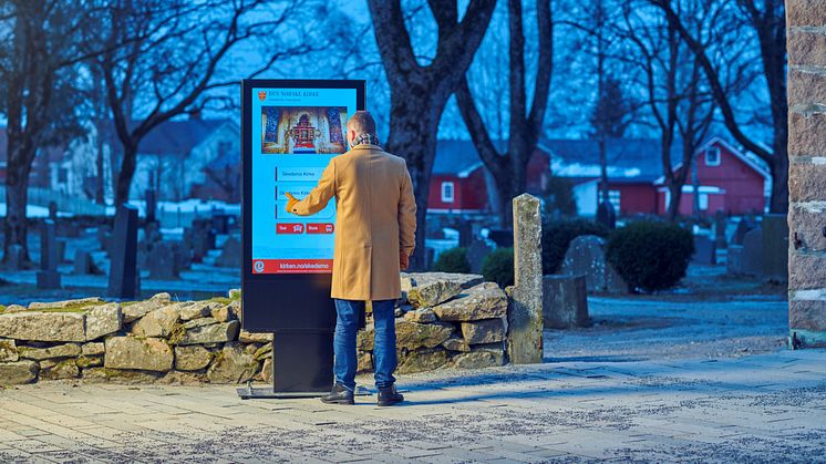 Procon Digital KirkeVert med Gravplass- og MenighetsInfo er plassert på kirkebakken ved Skedsmo Kirke. Den kan søke opp kart over enkeltgraver, og vil gi umiddelbar informasjon om kirken og det den rommer.