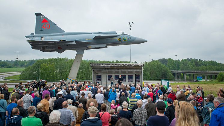 Tioårs jubileum för Viggenmonumentet vid E22 som samlade många besökare på invigningen. Fotograf Caluva Foto